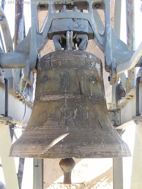 4 La campanella di richiamo fusa nel 1859 da Felice Bizzozero con l'iscrizione  Sancta Maria ora pro nobis 