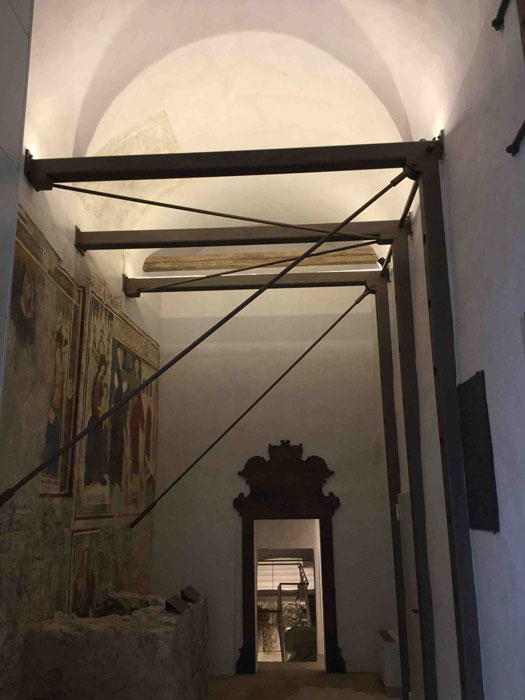 I rinforzi alle pareti della sala delle Madonne - foto Fumagalli